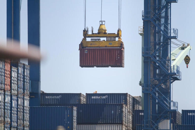 Trump Tariffs Still Bite: Why APEC Export Growth Remains Under Pressure in 2025